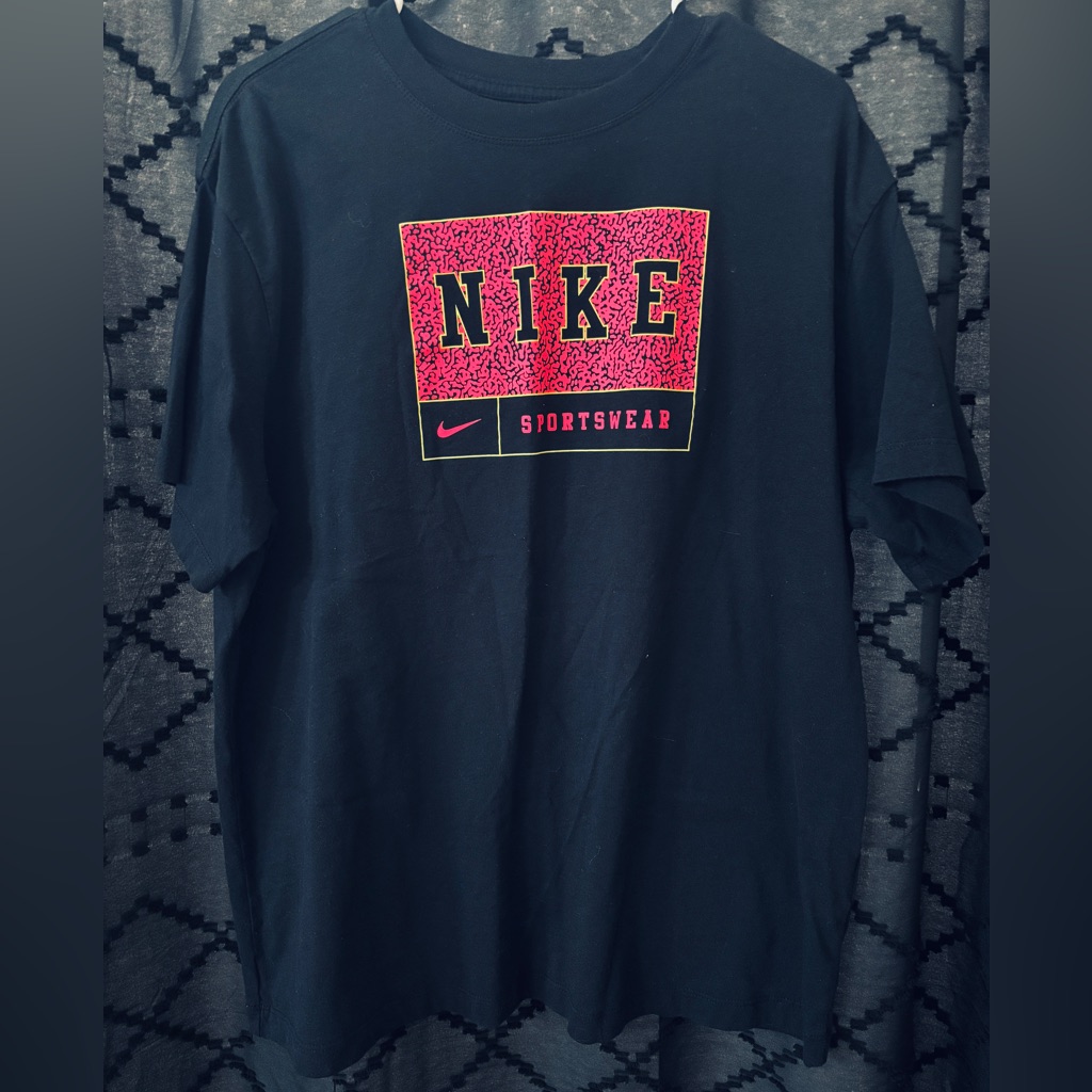 Nike The Nike Tee Nike The Nike Tee
